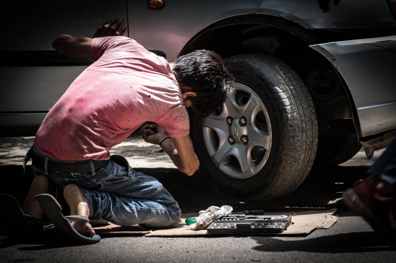 garagiste-ROQUEBRUNE SUR ARGENS-min_child-labor-934900